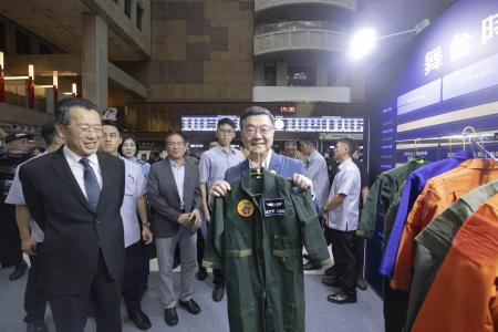 2026年9月5日行政院長卓榮泰出席「115年度九三敬軍優惠系列活動-英雄饗宴 飽家味國」展售會 　共10張