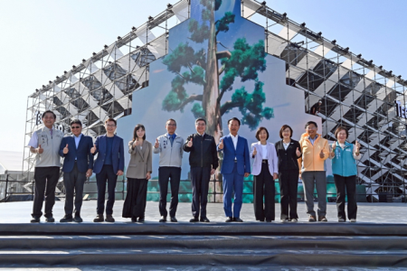 2026年2月25日行政院長卓榮泰視察嘉義台灣燈會TECH WORLD館　共6張