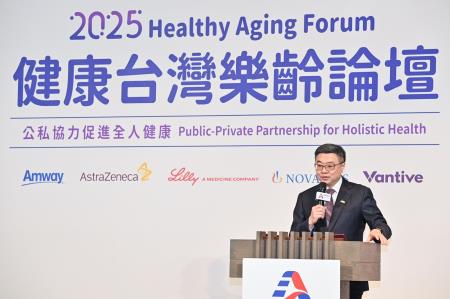 2025年2月11日行政院長卓榮泰出席「2025 健康台灣樂齡論壇：公私協力促進全人健康」開幕典禮1 　共4張