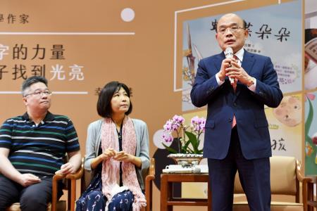 2019年8月26日行政院長蘇貞昌與兒童文學作家幸佳慧女士見面會_2　共3張