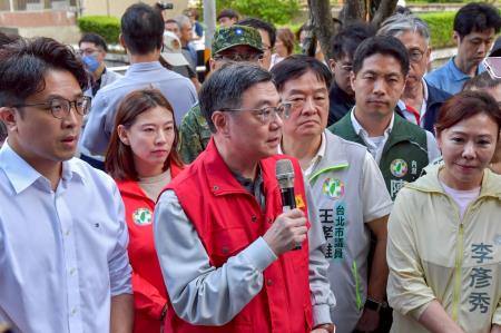 2026年7月9日行政院長卓榮泰視察內湖區金龍路防颱整備情形 　共8張
