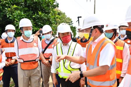 2021年8月8日行政院長蘇貞昌視察高鐵苗栗段邊坡滑動搶修情形4 　共4張