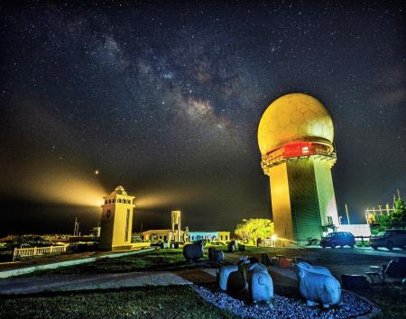 位於新北市的三貂角是臺灣最東邊的燈塔，夜間並無光害，是夜觀銀河的極佳景點。(圖／東北角暨宜蘭海岸國家風景區管理處提供)