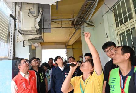 2024年10月12日_2行政院長卓榮泰視察高雄市前鎮區前鎮國小山陀兒風災受損情形1