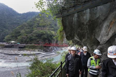2026年3月5日行政院長卓榮泰視察長春祠及台8線東段復建情形　共4張