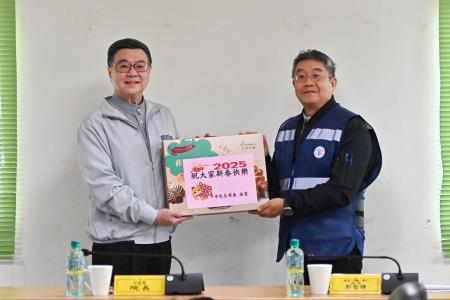 卓院長今（27）日慰勉「高雄興達電廠春節大修員工」照片共6張
