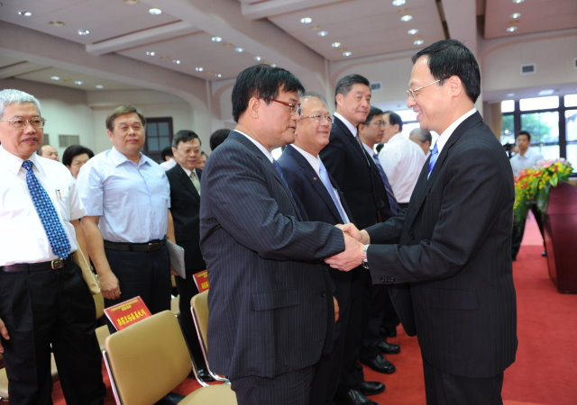 江院長頒發功績獎章獎狀予卸任政務首長 表達感謝與祝福 　共1張