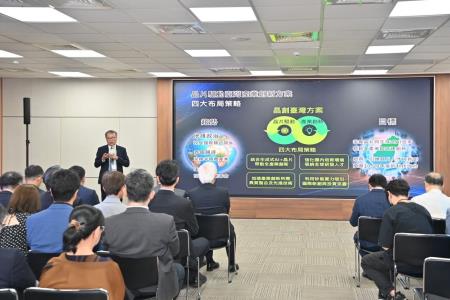 2024年5月7日行政院副院長鄭文燦出席「晶創臺灣推動辦公室揭牌典禮」　共6張