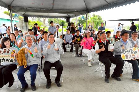 2026年5月29日行政院長卓榮泰視察邦查農場農業復育情形 　共8張