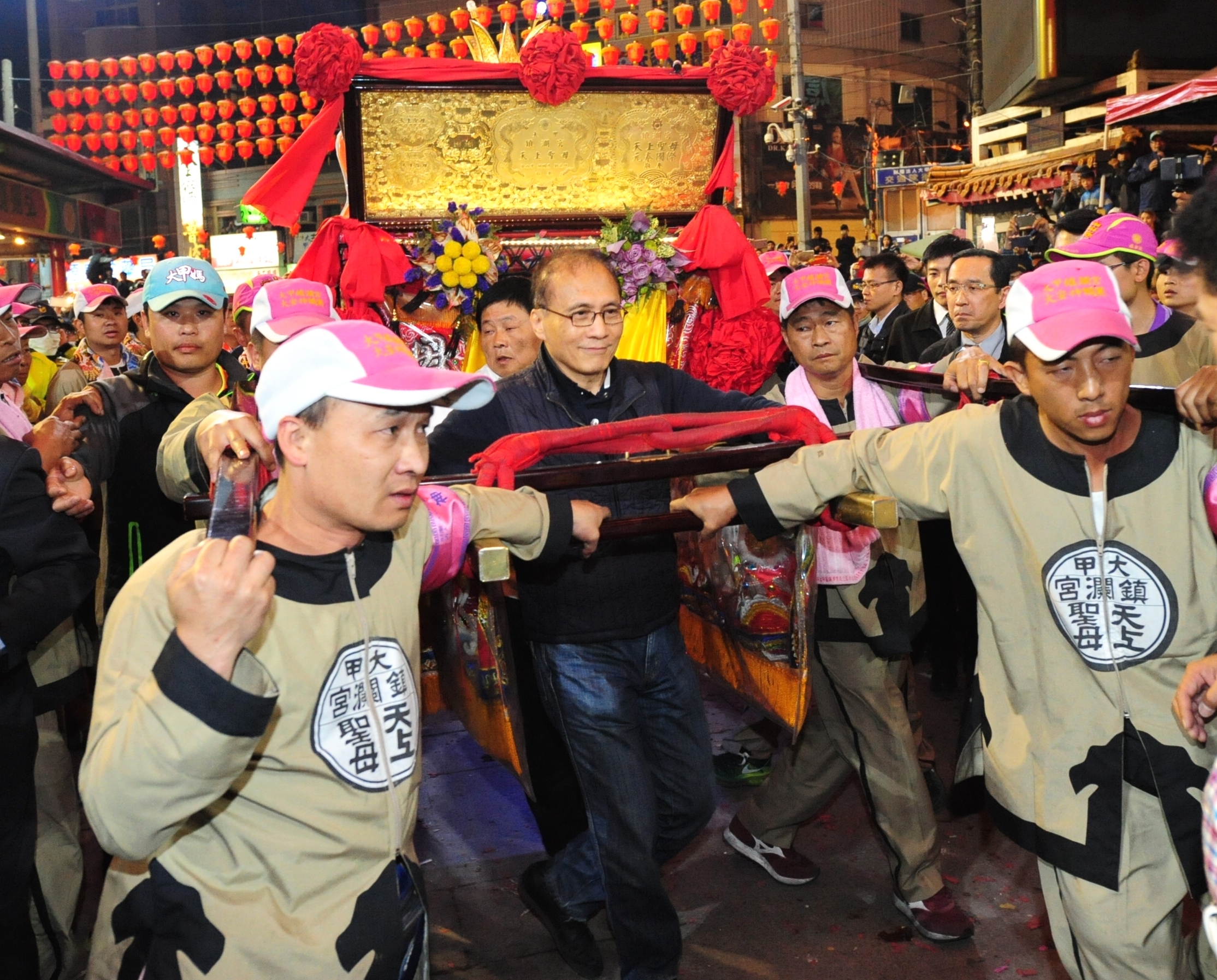 林揆出席大甲媽祖遶境進香回鑾安座儀式 祈求社會祥和 國民健康順遂　共2張