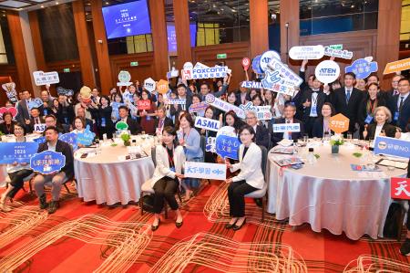 2026年10月1日行政院副院長鄭麗君出席「2026天下人才永續獎」頒獎典禮 　共2張