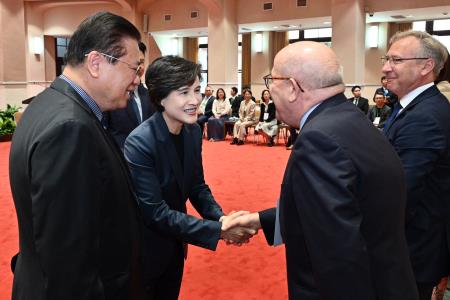 2025年10月30日行政院副院長鄭麗君接見金商獎中外得獎企業一行 　共8張