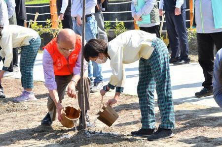 2022年3月12日行政院院長蘇貞昌出席水圳綠道啟用暨植樹活動-2446589 　共5張