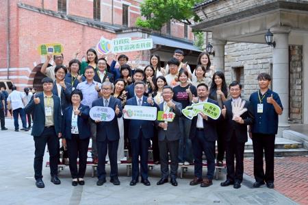 2026年7月15日行政院長卓榮泰出席行政院青年諮詢委員會第5屆第23次會議 　共8張