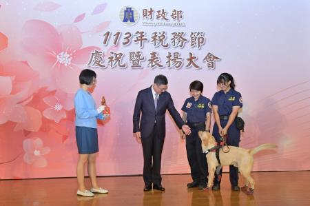 2024年7月1日行政院長卓榮泰出席「113年稅務節慶祝暨表揚大會」　共8張