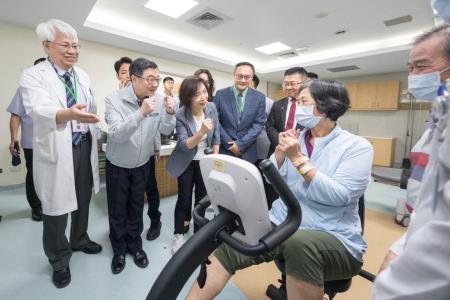 2026年8月23日行政院長卓榮泰出席「健保復健病房試辦計畫觀摩記者會」 　共7張