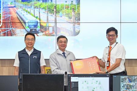 2025年10月3日行政院長卓榮泰視察114年中秋節連假鐵公路疏運辦理情形 　共8張