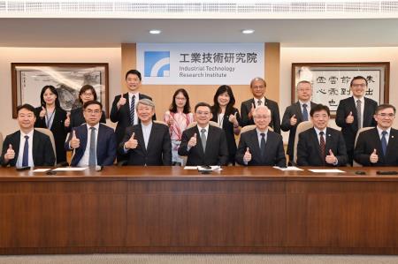 2024年8月6日行政院長卓榮泰視察工研院創新科技成果7　共11張