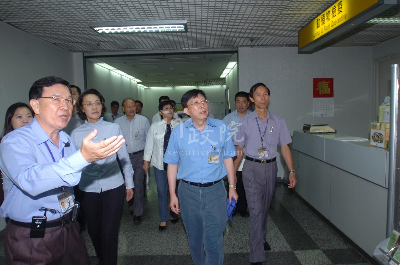 劉兆玄院長視察高雄國際機場兩岸週末包機航站設施及動線整備情形 共2張 　共2張