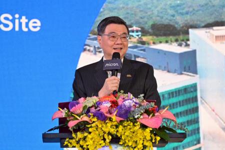 2026年3月26日行政院長卓榮泰出席臺灣美光苗栗銅鑼晶圓一廠揭牌典禮 　共5張