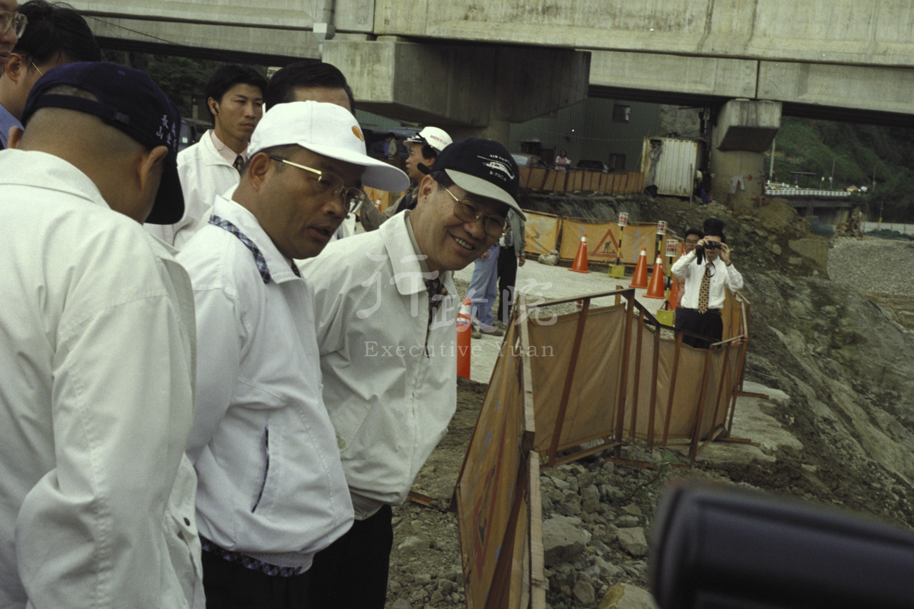 2000年5月4日行政院長蕭萬長視察基隆河整治工程 共1張 　共1張