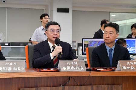 行政院長卓榮泰視察中央氣象署並關心「康芮颱風動態」及對全臺的影響　共6張