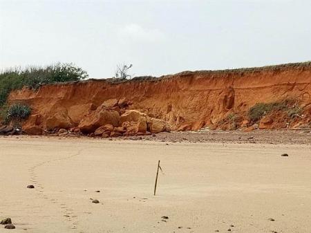 北山斷崖海灘已出現崖岸崩塌，國土流失的問題。（福建省政府參議陳永富提供）