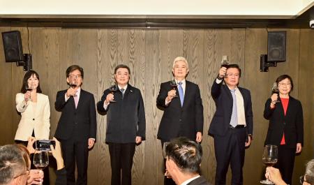 2026年3月13日行政院長卓榮泰出席壽險公會理監事暨顧問新春聯誼餐敘　共3張