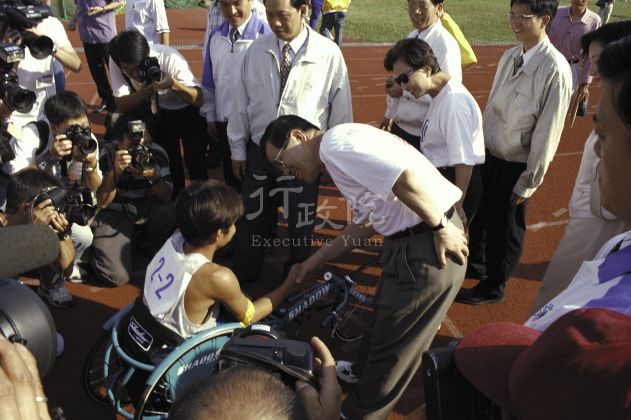 1997年10月19日行政院長蕭萬長參加殘障奧運會 共1張 　共1張