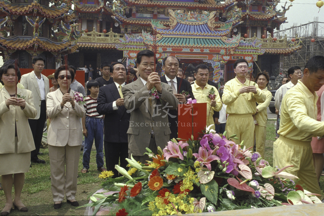 2000年4月9日行政院長蕭萬長參加保安宮祭典 共1張 　共1張