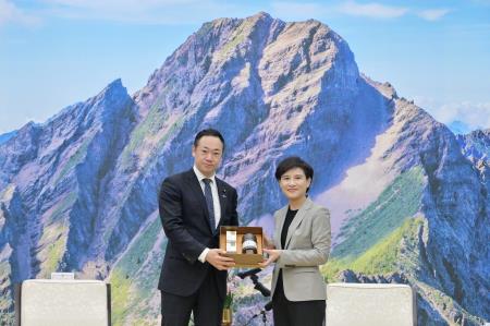 2024年7月16日行政院副院長鄭麗君接見日本自民黨台灣政策研究小組召集人鈴木馨祐眾議員 _3_　共4張