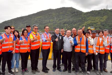 2025年11月29日行政院長卓榮泰視察台9線馬太鞍溪橋重建情形 　共11張