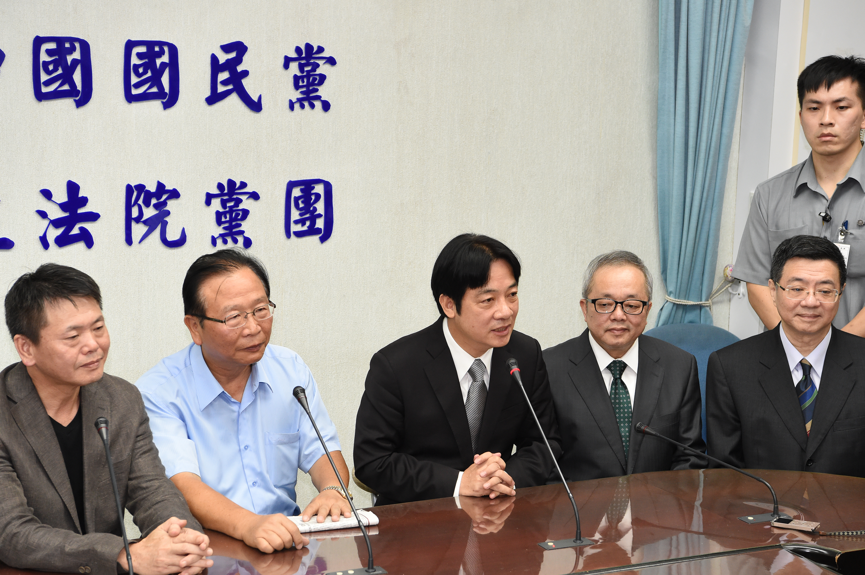 賴揆今拜會立院黨團 提出三項期許 盼為台灣開創新局 　共13張
