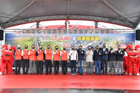 2021年10月25日行政院長蘇貞昌出席「淡江大橋及其連絡道路2K+606~5K+000段 新建工程主線」通車典禮S__150487108　共5張