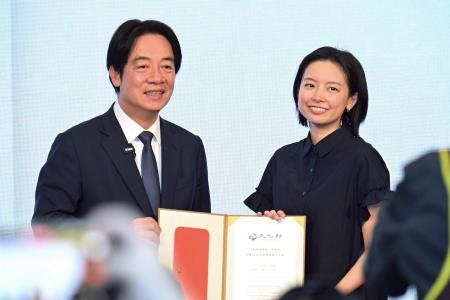2026年6月30日行政院長卓榮泰出席「臺灣漫遊錄」獲獎慶功宴 　共12張