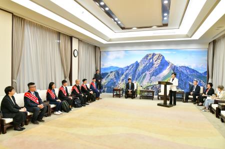 2025年10月21日行政院副院長鄭麗君接見國際青年商會中華民國總會「第63屆十大傑出青年當選人」一行 　共6張