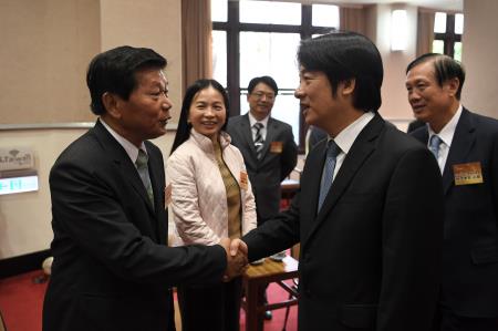 1071025行政院長賴清德接見金商獎中外得獎企業及相關獎項得獎單位_S__50421797 　共5張