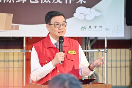 2024年6月4日行政院長卓榮泰視察國際郵包檢疫作業2.jpg