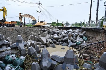 2024年7月26日行政院長卓榮泰視察臺南市後壁區八掌溪菁寮段溢堤搶修復原工程情形