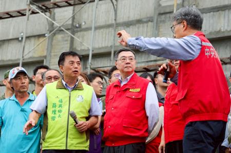2025年7月11日行政院長卓榮泰視察彰化縣福興鄉花椰菜受損情形　共6張