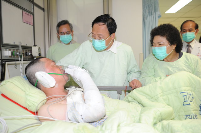 視察高雄氣爆災區 江揆指示相關部會傾全力支援地方政府救災需求 　共2張