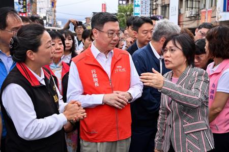 2024年5月22日行政院長卓榮泰視察民房災損-台雄大樓。