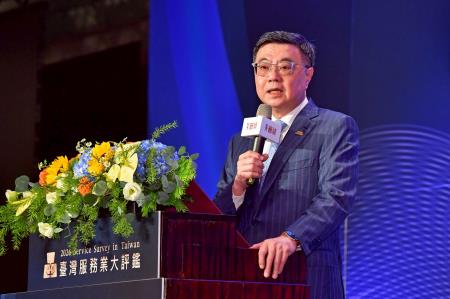 2026年7月1日行政院長卓榮泰出席2026臺灣服務業大評鑑頒獎典禮 　共4張