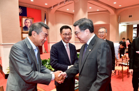 2026年4月13日行政院長卓榮泰接見「墨爾本臺灣同鄉會回國訪問團一行」 　共5張