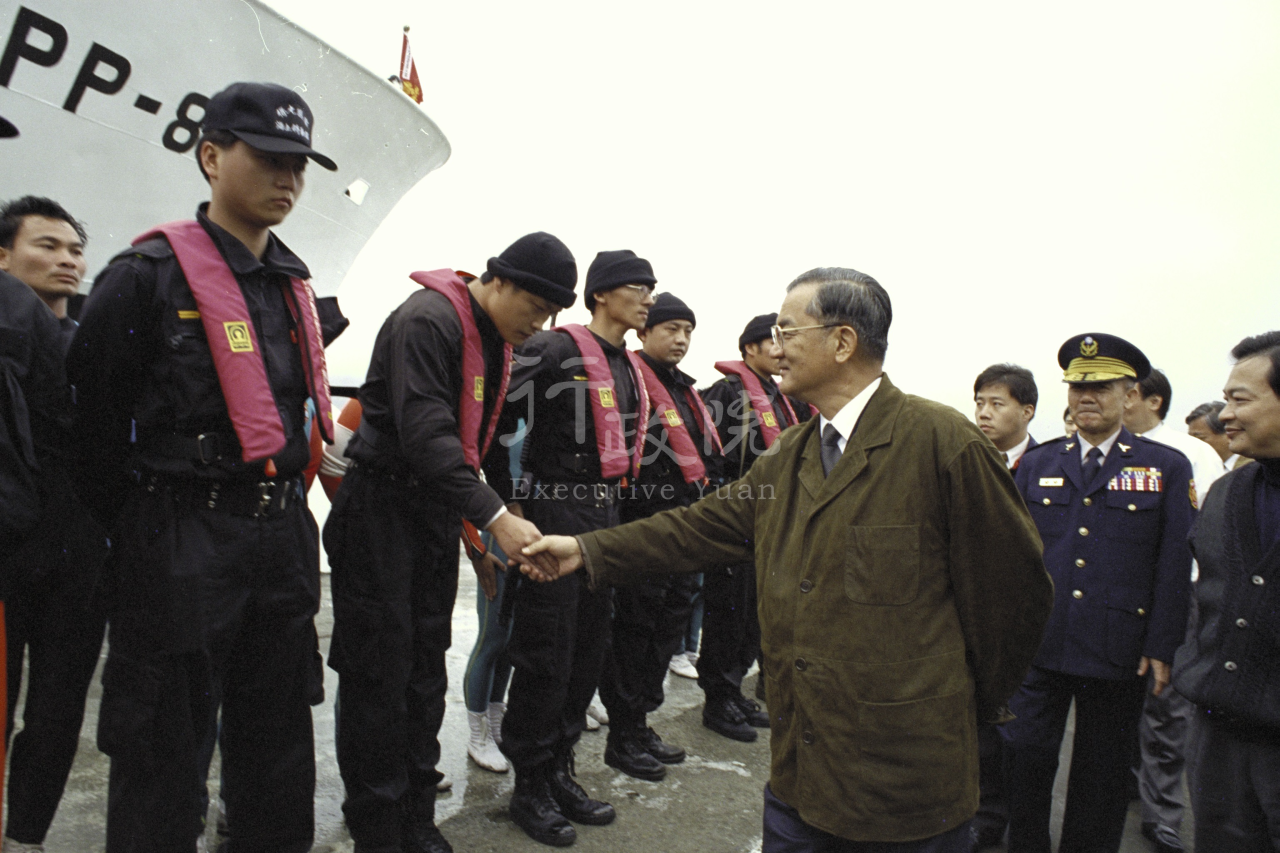 1997年2月4日連戰副總統兼行政院長參觀保七總隊靖海十七號實兵演練 共1張 　共1張