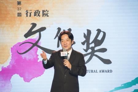 107年4月26日行政院長賴清德出席第37屆行政院文化獎頒獎典禮3　共3張