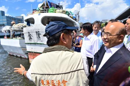 2020年5月30日行政院長蘇貞昌視察東港鹽埔漁港暨漁業振興措施_2 　共4張