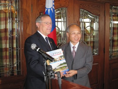 台灣省主席與美國奧克拉荷馬州長，雙方重申三十年來友誼和善意協定 　共1張