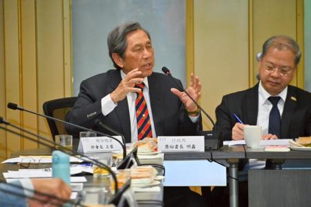 2025年4月13日行政院長卓榮泰出席高雄產業座談會_5 　共10張