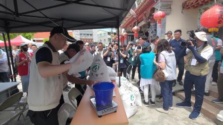 嘉義縣配售站演練米糧分裝_0 　共8張
